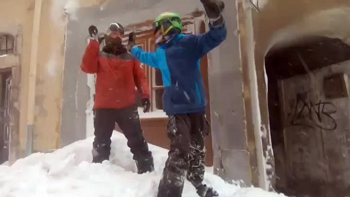 Hautes-Alpes : ils descendent la vieille ville de Briançon en snowboard après de fortes chutes de neige