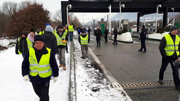 Les gilets jaunes délogés par les gendarmes au péage de Sainte-Hélène-sur-Isère