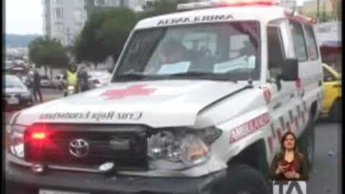 Seis heridos por choque entre ambulancia y camioneta