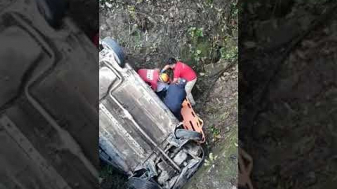 Volcamiento de auto deja un muerto y cuatro heridos - Teleamazonas