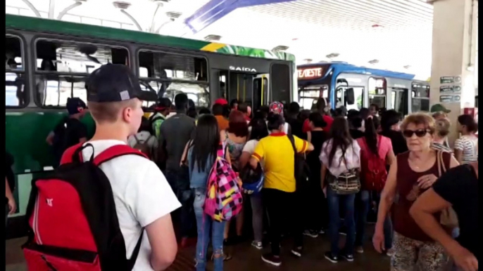 Transporte Humanizado: Ônibus atrasam, chegam juntos e não 'dão conta' da demanda