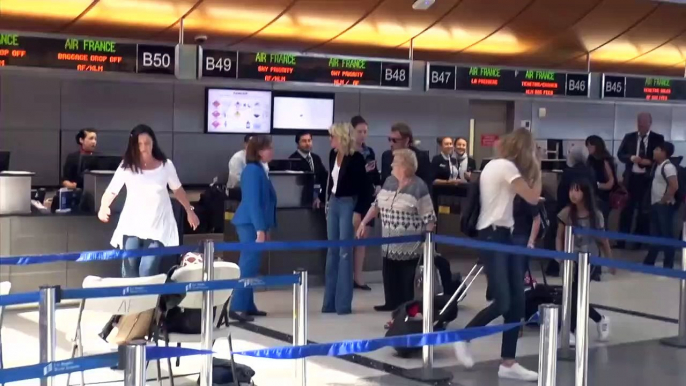 Johnny Hallyday et Laeticia hallyday à l'aeroport de Los Angeles en route pour Paris