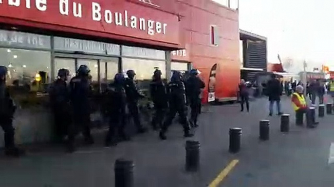 Besançon : les gendarmes mobiles investissent le Géant Casino Chateaufarine après l'irruption des gilets jaunes