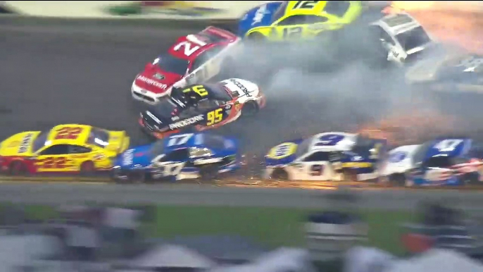 Carambolage massif de 21 voitures de courses aux 500 miles de Daytona !