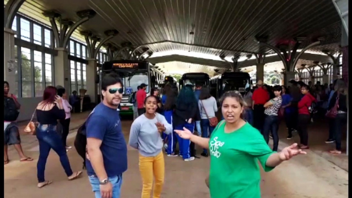 Terminal Nordeste: insatisfeitos, passageiros impedem saída dos ônibus