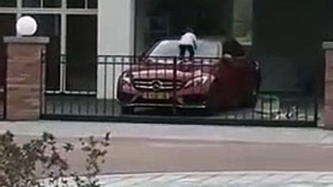 Un enfant détruit la Mercedes C180 de papa en sautant dessus !