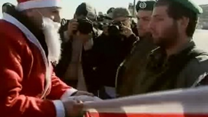 Soldados israelíes se enfrentan con un grupo de palestinos disfrazados de Papá Noel