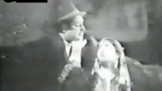 Chattan 1967 : Kahin Duniya Ko Ho Na Jaye Shak Sajna Bhar Bhar Ke Nazar : Irene Parveen : Music by Rasheed Attre : L Qateel Shifai : Pakistani Old Film Song