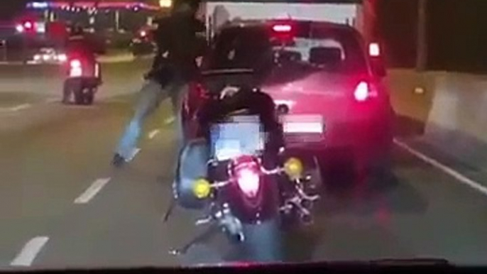 Un motard très en colère s'en prend à un conducteur... Gros road rage