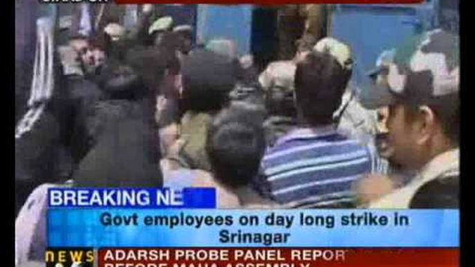 Srinagar: Police lathicharge government employees - NewsX