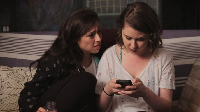 5 Stages Every Girl Goes Through When Snooping On Her Boyfriend's Phone