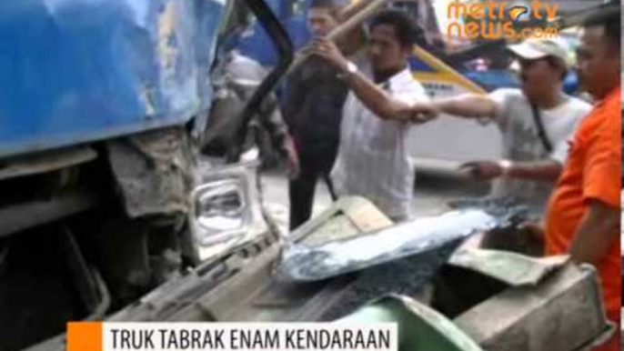 Truk Tabrak Empat Mobil dan Dua Motor