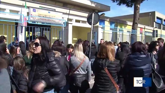 Taranto, genitori: "chiudete l'acciaieria non le scuole!"