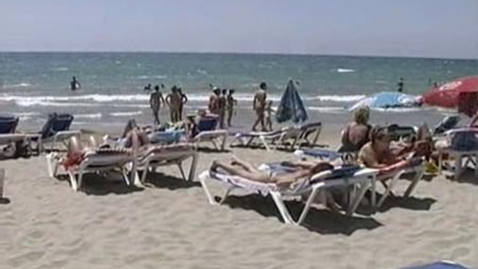 Miles de turistas visitan las playas catalanas