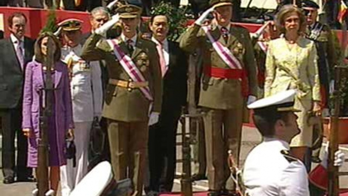 Los Reyes presiden en Zaragoza el desfile militar del Día Fuerzas Armadas