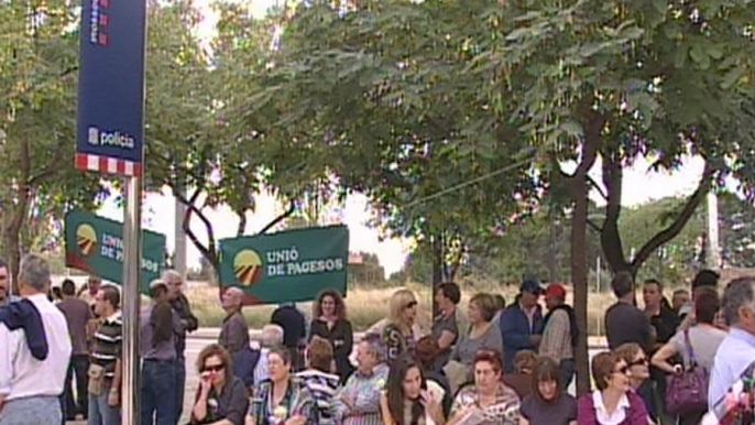 Agricultores concentrados frente a comisaría