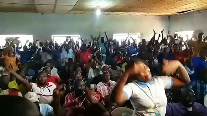 Les enseignants reçoivent Aboubacar Soumah avec la chanson "Daddy mou pèpou kolon"