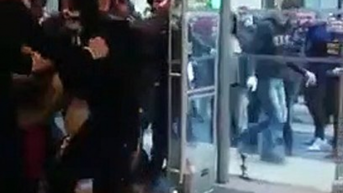 Regardez ces deux vigiles des Galeries Lafayette qui, malgré les coups, empêchent les casseurs d'entrer dans le magasin