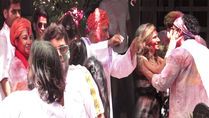 Farhan Akhtar & Shibani Dandekar enjoy at Javed Akhtar & Shabana Azmi's Holi party | FilmiBeat