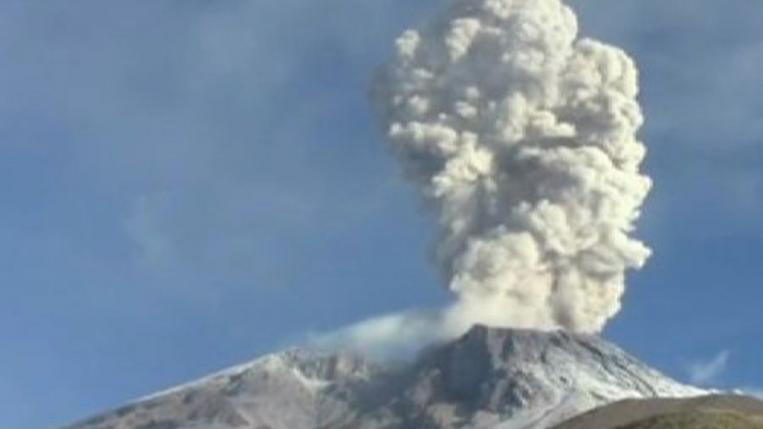 Estado de emergencia y alera amarilla por las emisiones del volcán Ubinas de Perú