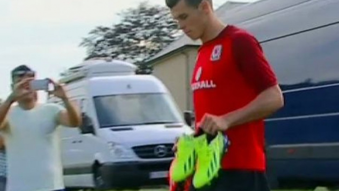 Gareth Bale, muy sonriente en el entrenamiento de la selección de País de Gales