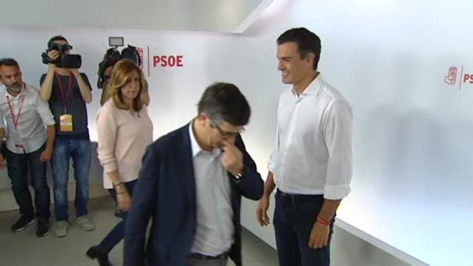 Pedro Sánchez posa con sus dos rivales tras ganar las primarias socialistas