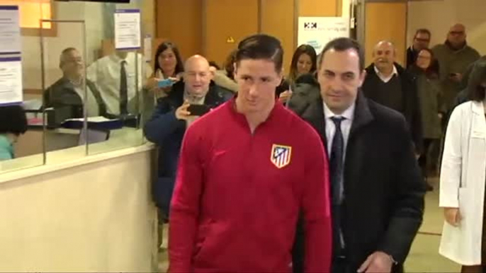 Fernando Torres abandona sonriente el hospital tras el susto en Riazor