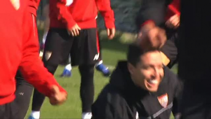 Buen ambiente en el entrenamiento del Sevilla después de ganar el derbi