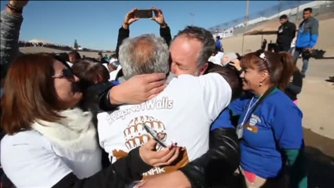 Abrazos en la frontera entre México y EEUU en respuesta al muro de Trump