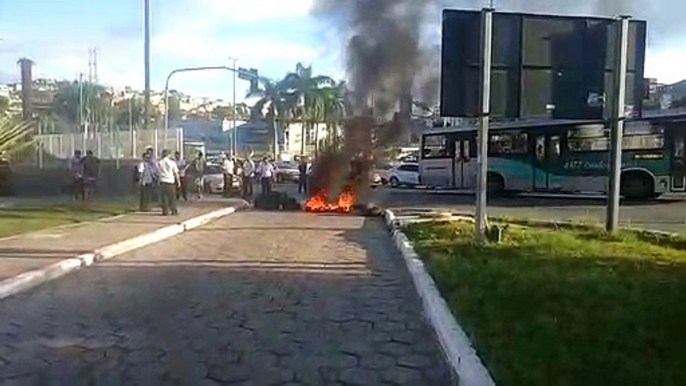 Protesto de taxistas na Rodoviária contra motoristas clandestinos