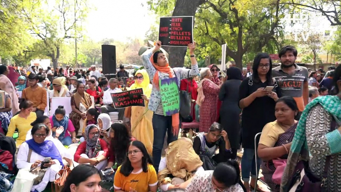 Des femmes manifestent contre Modi avant les élections indiennes