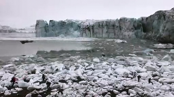 Glaciar se derrumba y pone en peligro a turistas