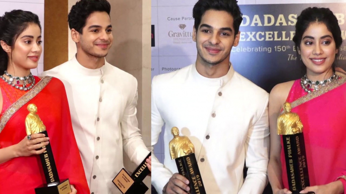 Jhanvi Kapoor grand entry with Ishaan Khatter at Dadasaheb Phalke awards 2019; Watch Video FilmiBeat