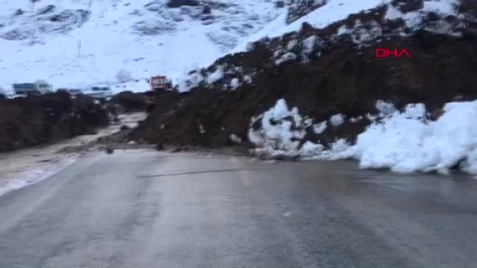 Hakkari- Heyelan, Yüksekova- Hakkari Yolunu Kapattı