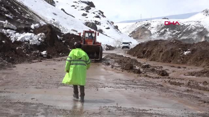 Hakkari- Heyelan, Yüksekova- Hakkari Yolunu Kapattı-2