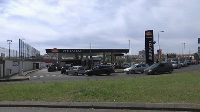 Portuguese government forces striking drivers to deliver minimum amount of fuel to airports