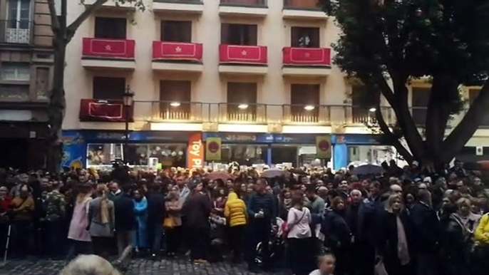 Ante una abarrotada plaza de la Magdalena, se esperaba la decisión de la Hermandad de Montserrat