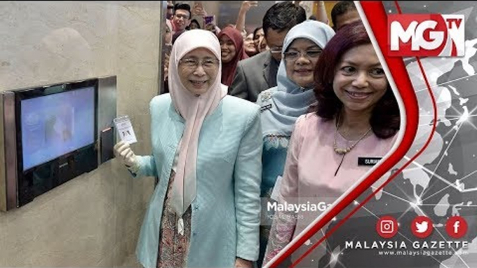 Wan Azizah Mula Bertugas di KPWKM