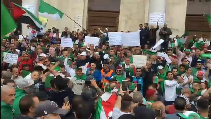 Algeria: decimo venerdì di proteste, migliaia di persone in strada