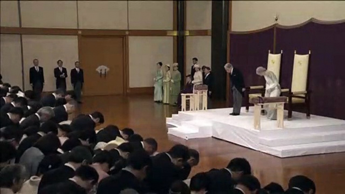 El emperador Akihito se despide del trono dando las gracias