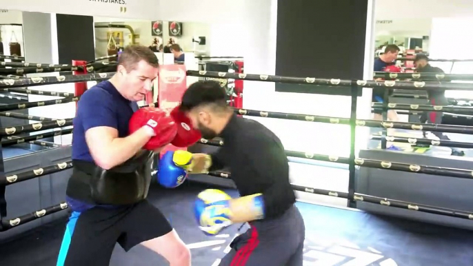 WORLD TITLE CONTENDER MUHAMMAD WASEEM SMASHES PADS WITH NEW COACH DANNY VAUGHAN AT MTK SCOTLAND