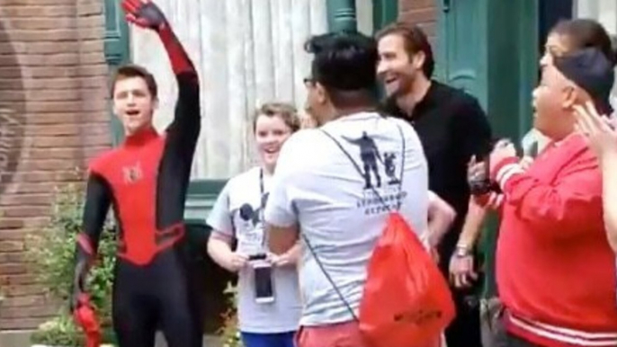 Spider-Man : Tom Holland surprises kids at disneyland with Jake Gyllenhaal - 2019