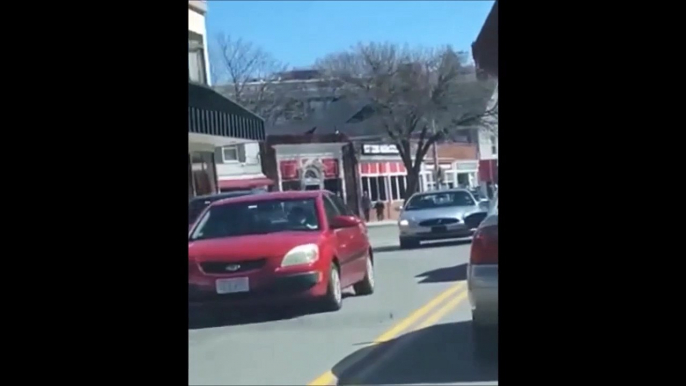 Il modifie la voiture de sa copine  pour qu'elle klaxonne à chaque freinage... Blague énorme