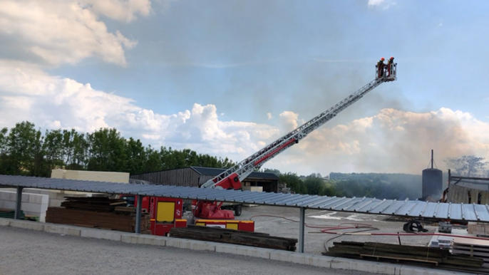 Les sapeurs-pompiers luttent contre les flammes