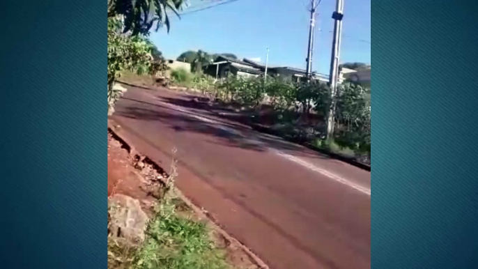 Falta de acostamento e calçada geram reclamações na Rua Universitária