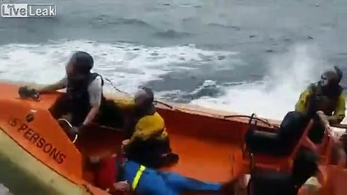 Emporté par les vagues ce bateau se renverse en pleine tempête !