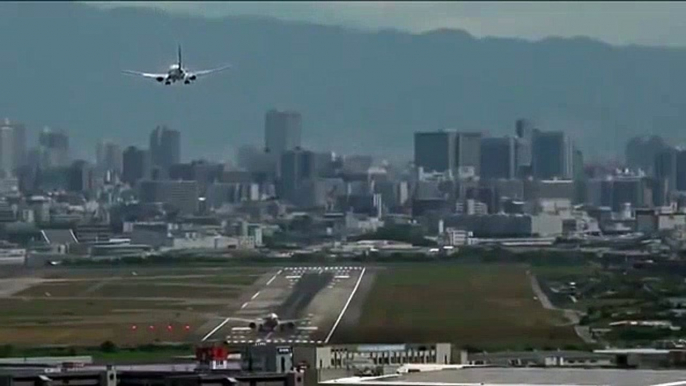 2 avions sur la piste d'atterrissage au même temps
