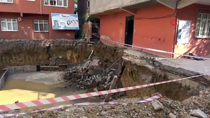 Sancaktepe’ de bir inşaatın temeli atılması sırasında yolda çökme meydana geldi. İnşaatın yanındaki bina tedbir amaçlı boşaltıldı