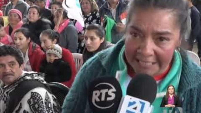 Familiares, vecinos y amigos esperan la llegada de Richard Carapaz -Teleamazonas