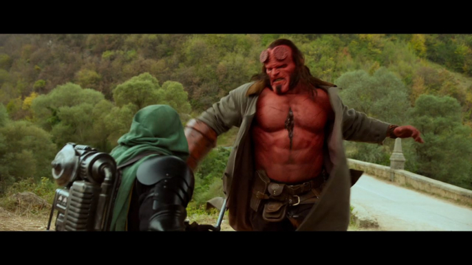 Hellboy, a lomos de un dragón de fuego en su tráiler final